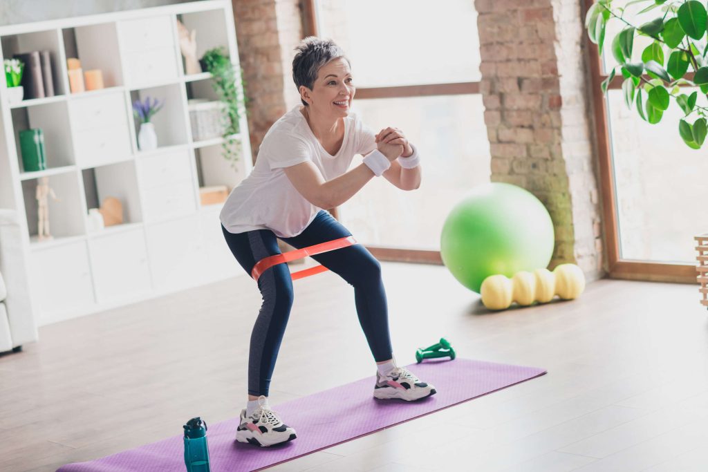 Ćwiczenia fizyczne dla osób z osteoporozą: ćwiczenia oporowe.