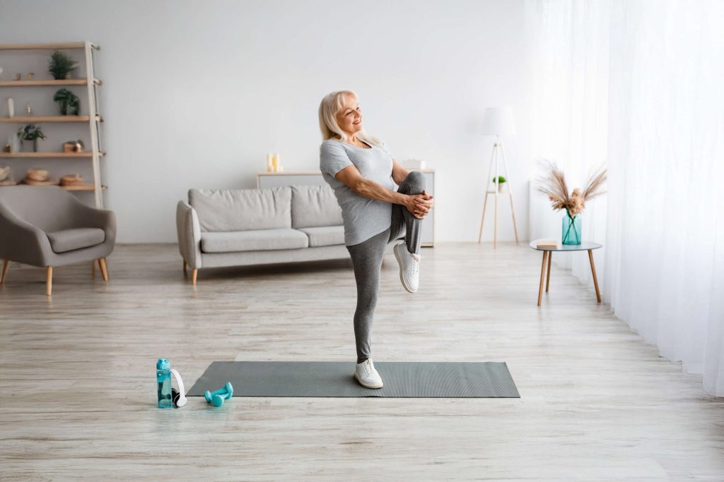 Jak wzmocnić biodra i chronić się przed skutkami osteoporozy. Skuteczny trening
