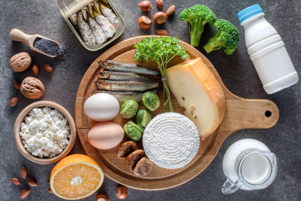 Zalecenia dietetyczne dla osób z osteoporozą. Co jeść, a jakich produktów unikać, mając osteoporozę?
